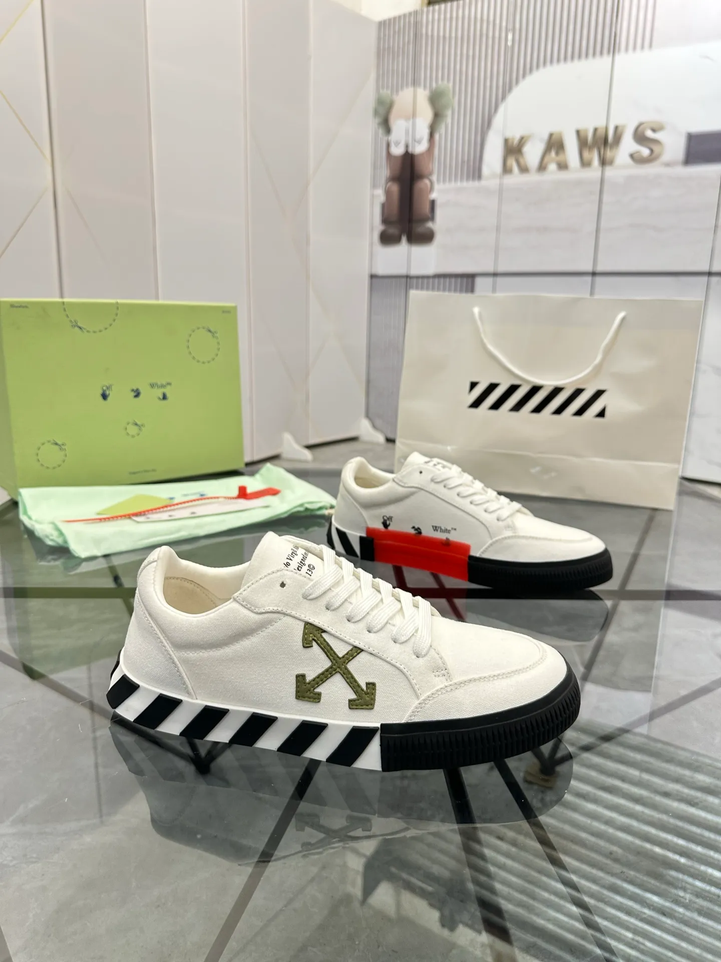 Selling men's shoes 💰: 💰P440¥ Product trademark: OFF WHITE *"OFF WHITE*" low-top casual shoes Regular size: 35-45 (can be customized to 46) Couple style Product materials: Original fabric from the upper counter, breathable lining, original outsole. No.: H203
